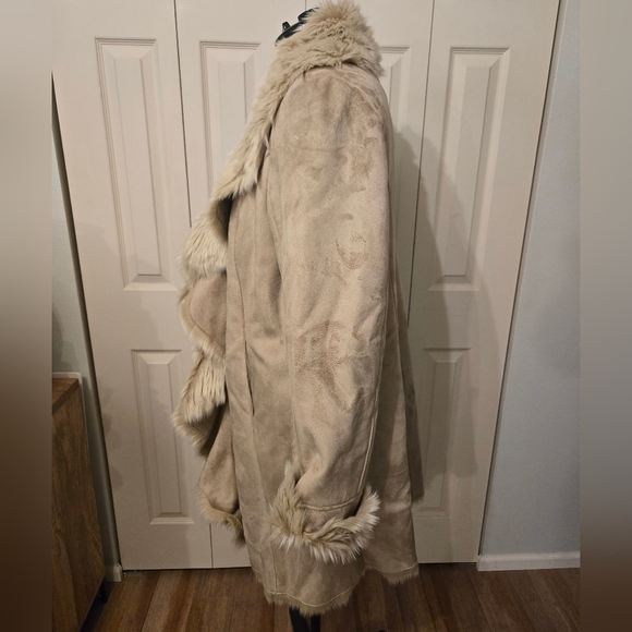 Donna Salyers Fabulous Furs Coat - Picture 3 of 7